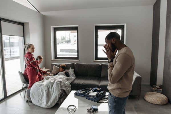 Comment les professionnels de la santé peuvent-ils améliorer la qualité des soins dans les unités de soins intensifs néonatals?